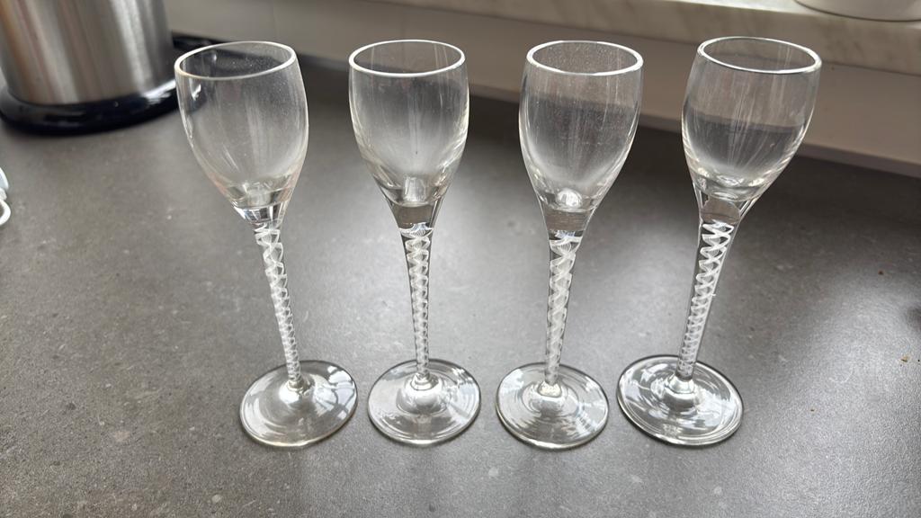 Set van 4 hoge “twist” glazen met slinger in steel, Ophalen of Verzenden, Zo goed als nieuw, Metaal, Bestek