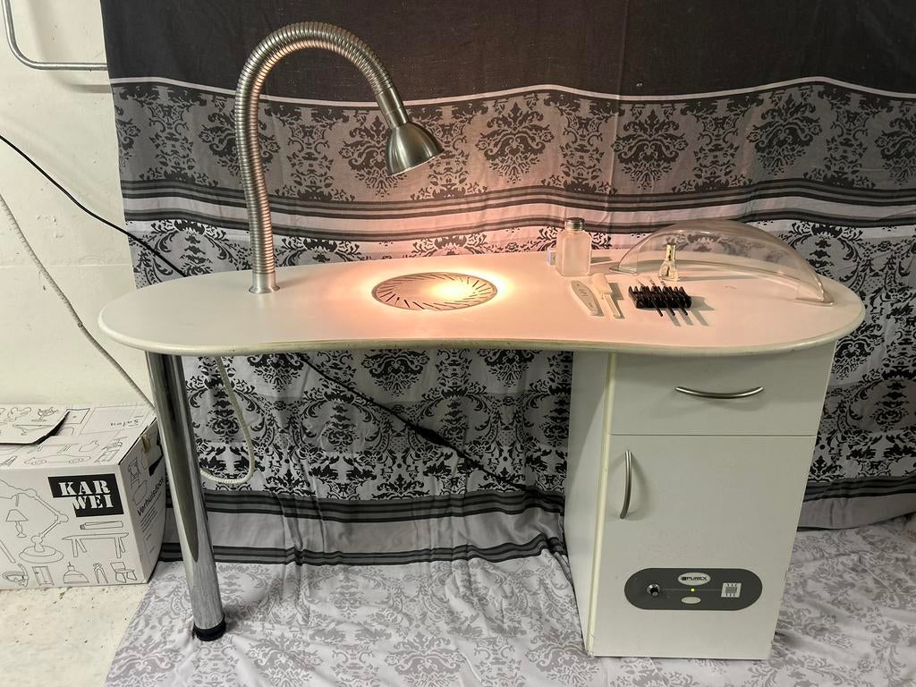 Purex niervormige nageltafel incl. ergonomische stoel, Ophalen, Zo goed als nieuw, Zwart, Handen en Nagels