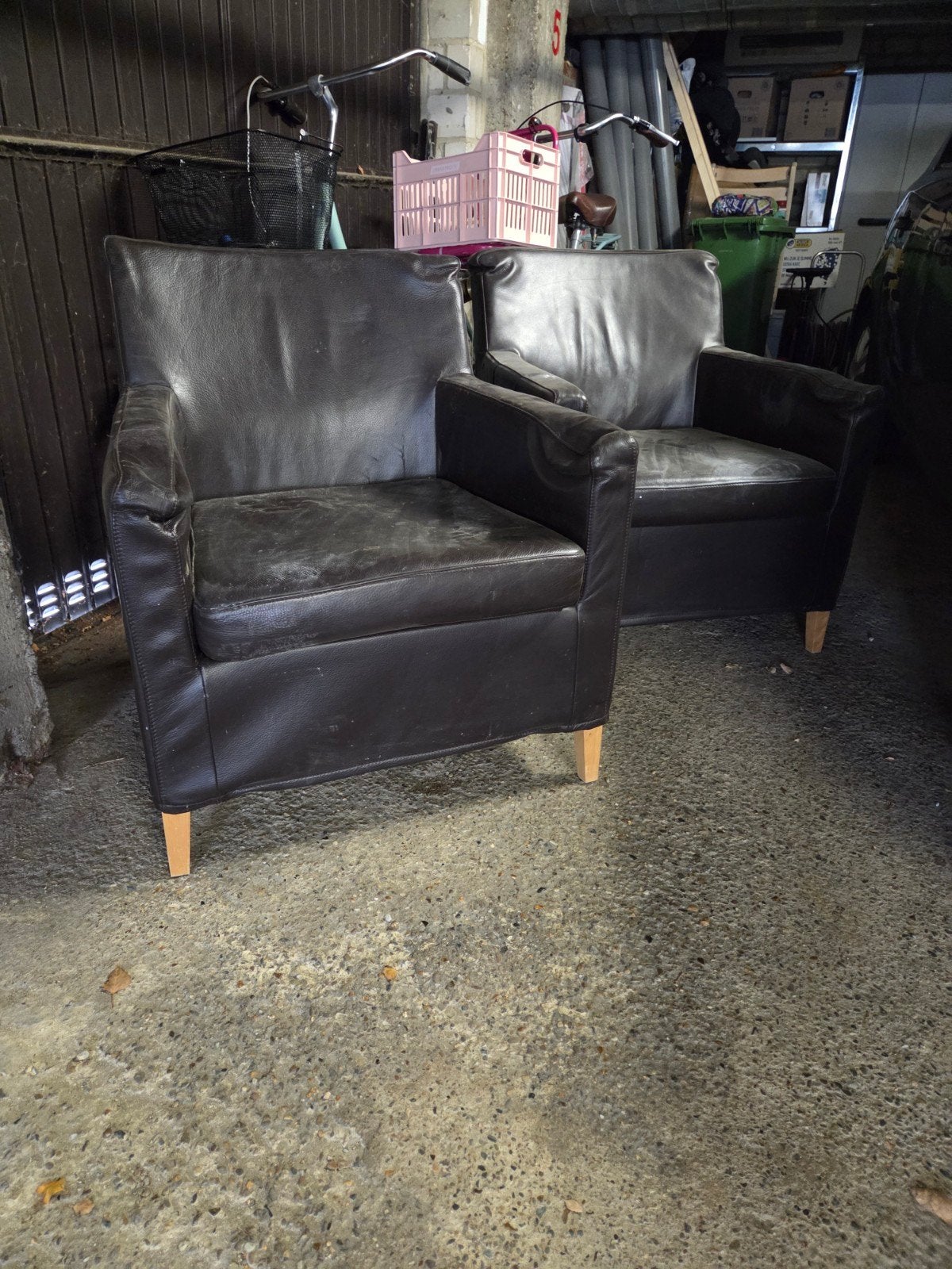 Twee donkerbruine leren fauteuils - Gebruikt, Huis en Inrichting, Ophalen, Gebruikt, Klassiek, 50 tot 75 cm