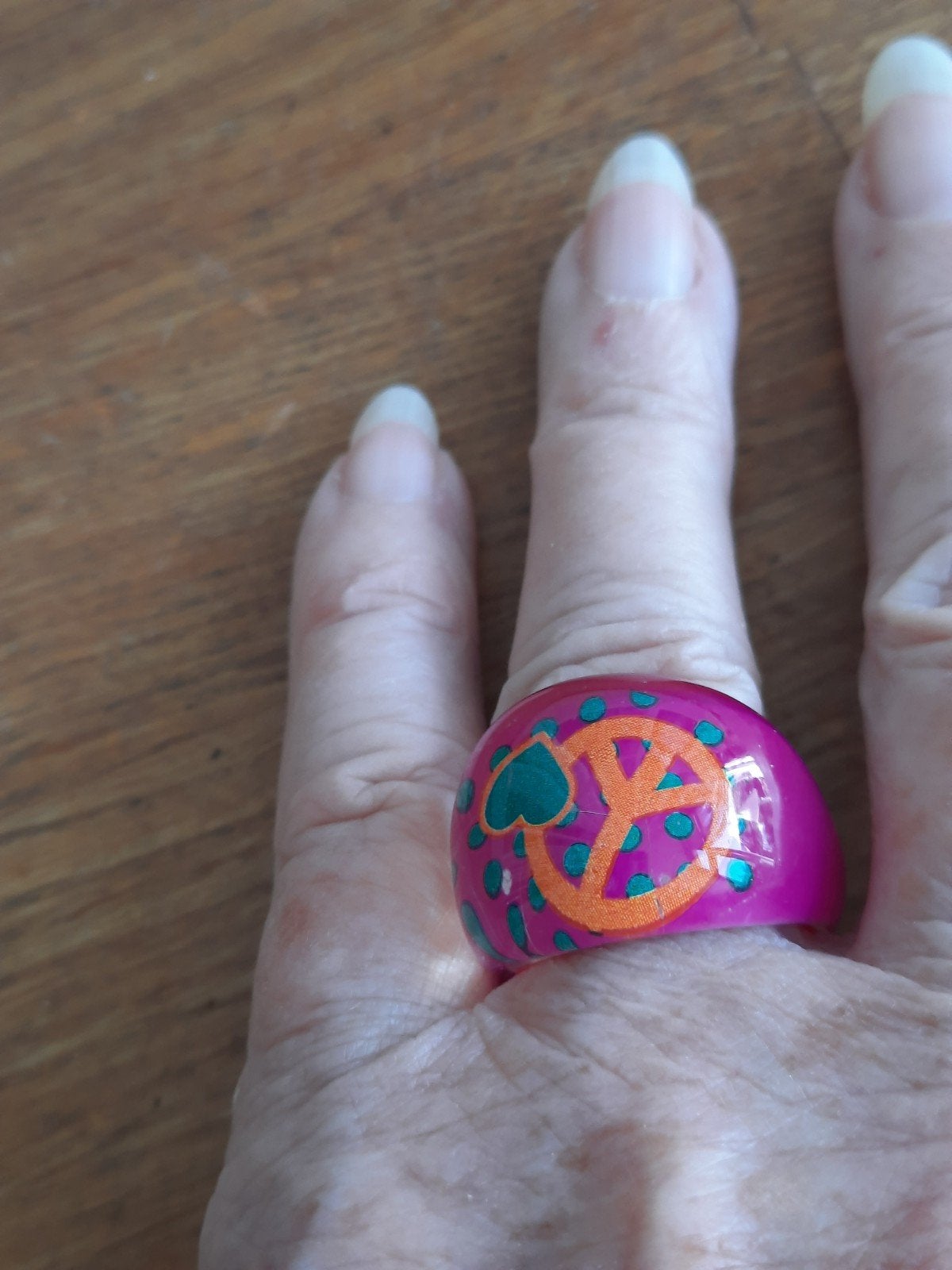 Roze ring "ban de bom", Kunststof, Ophalen of Verzenden, Zo goed als nieuw, 17 tot 18