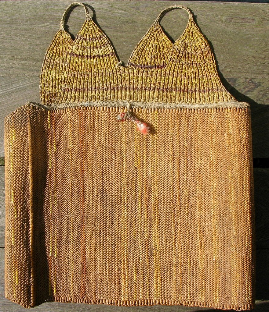 PAPOEA GEWEVEN HARNAS OP WENGE SOKKEL, Antiek en Kunst, Natuurlijk materiaal, Papoea-Nieuw-Guinea, Handgemaakt, 55 cm