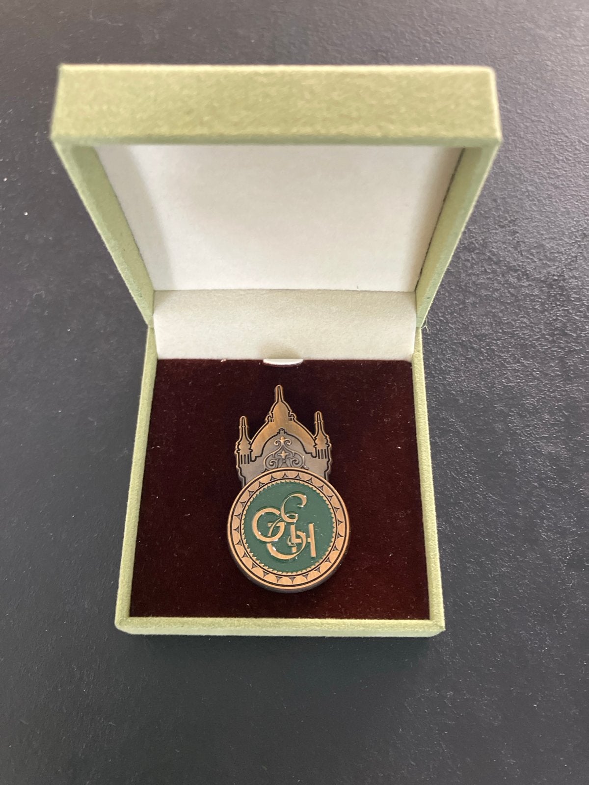 Efteling Grand Hotel Pin - Nieuw in doosje, Verzamelen, Ophalen of Verzenden, Nieuw, Button of Speldje