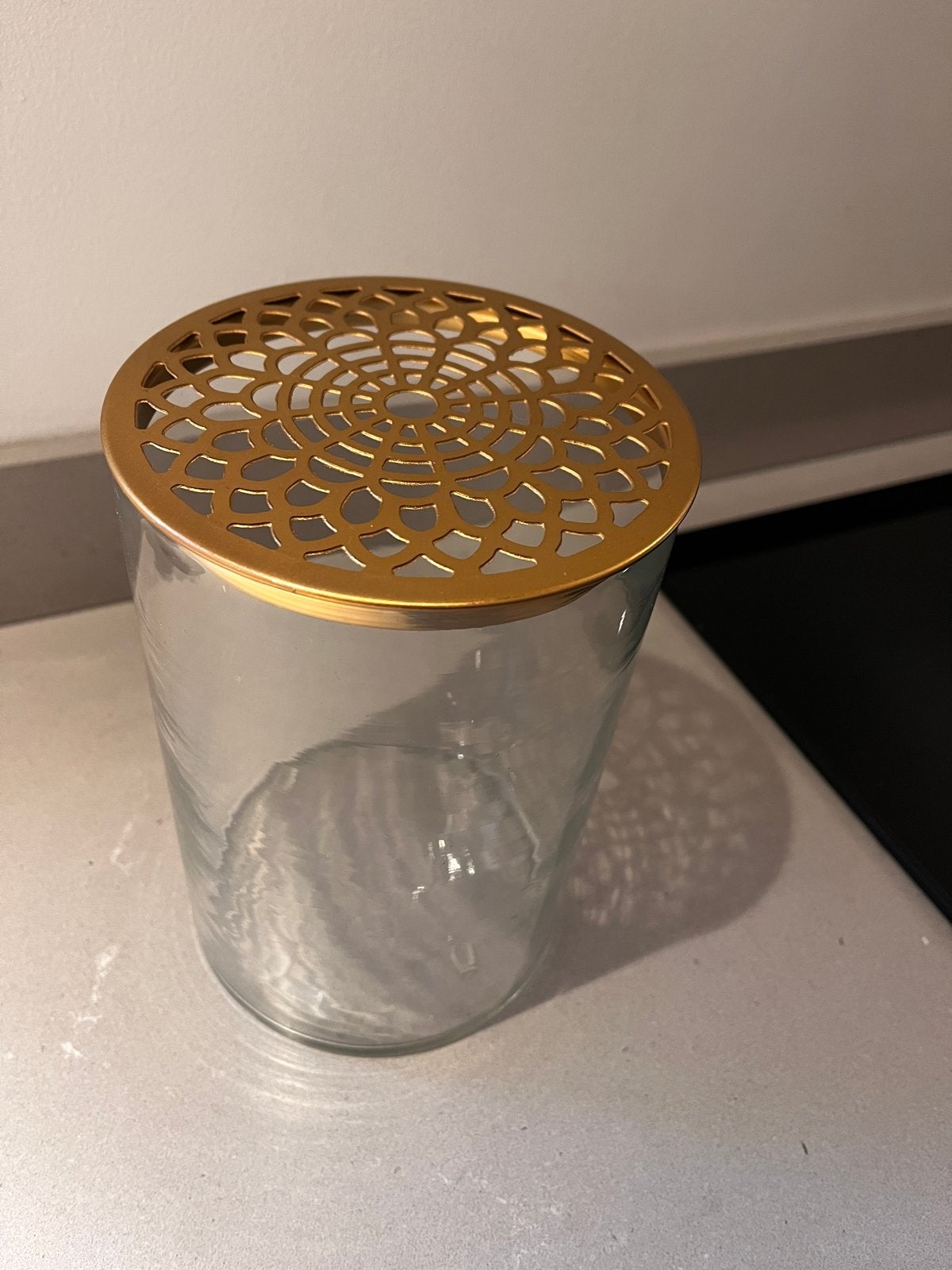 Glazen vaas met gouden rooster deksel VT wonen, Ophalen, Zo goed als nieuw, Overige kleuren, Glas