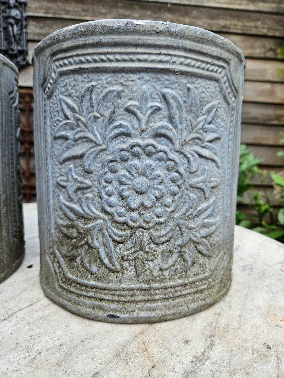 Set van 2 engelse loden bloempotten sierlijk reliëf, Tuin en Terras, Bloempotten, 25 tot 40 cm, Gebruikt, Rond, Ophalen of Verzenden