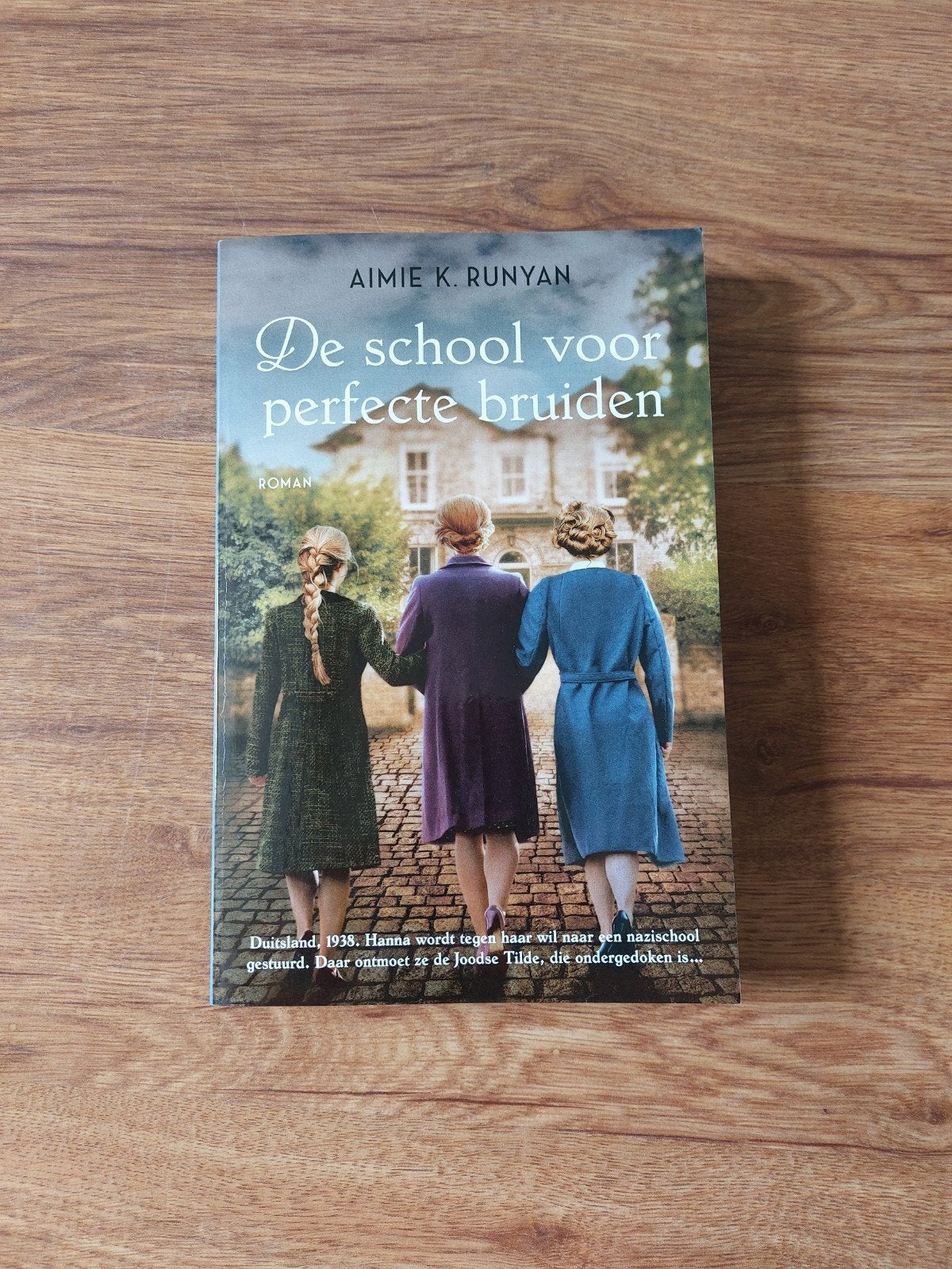 Roman van Aimie K. Runyan • De school voor perfecte bruiden, Ophalen of Verzenden, Zo goed als nieuw, Aimie K. Runyan