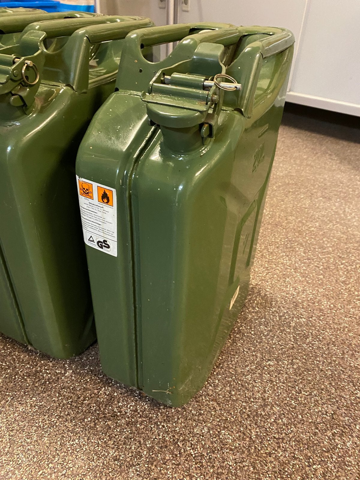 Jerrycan, Ophalen, Zo goed als nieuw