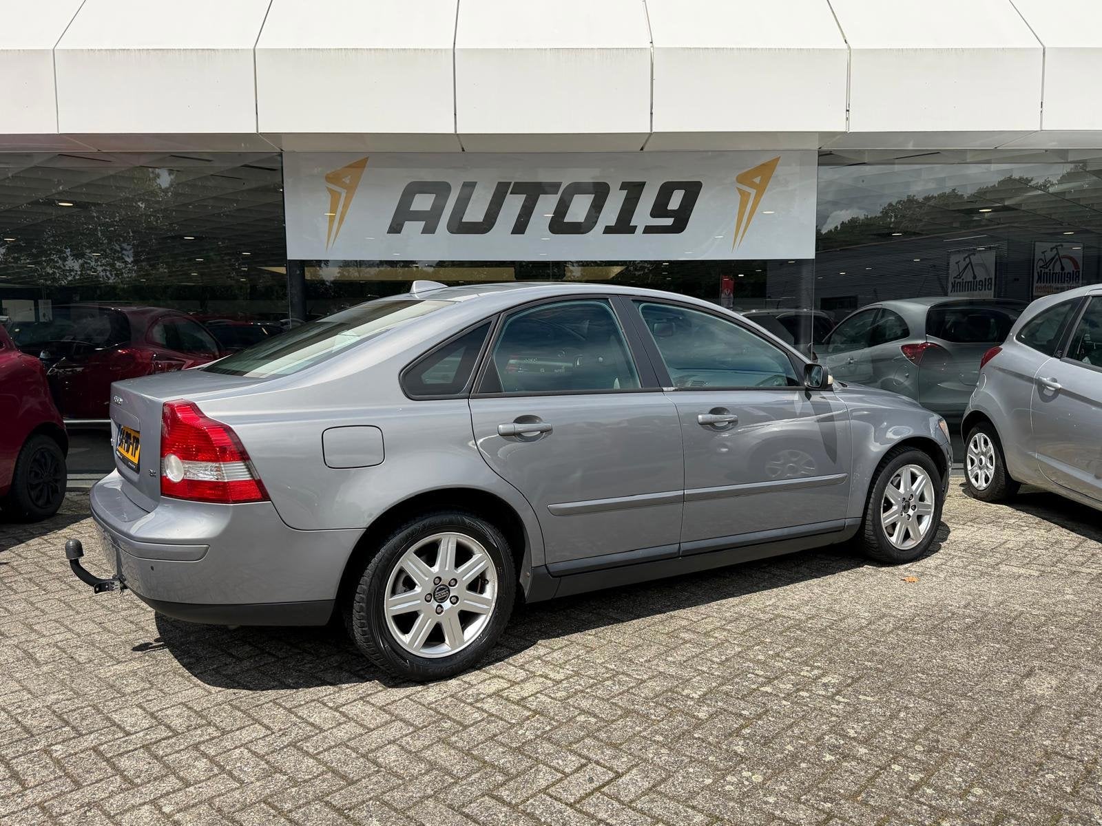 Volvo S40 2.4 Momentum, Auto's, Gebruikt, 700 kg, 2435 cc, Grijs
