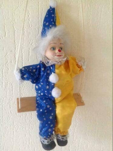 Clown op schommel, clownspop in geel en blauw bijna nieuw, Verzamelen, Ophalen of Verzenden, Zo goed als nieuw, Pop