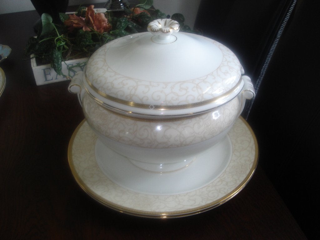 Wedgwood celestial gold serviesdelen, Huis en Inrichting, Keuken | Servies, Ophalen of Verzenden, Wedgwood, Porselein, Schaal of Schalen