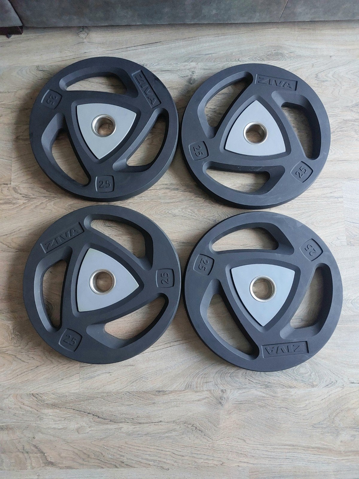 4x25 kg ZIVA olympische halterschijven 50mm als nieuw!

Poly, Ophalen, Zo goed als nieuw, Benen, Halterschijven