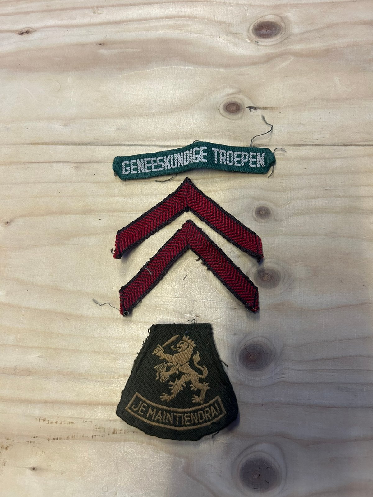 Lot MvO patches afkomstig van een battledress jasje, Ophalen of Verzenden, Landmacht, Nederland, Embleem of Badge