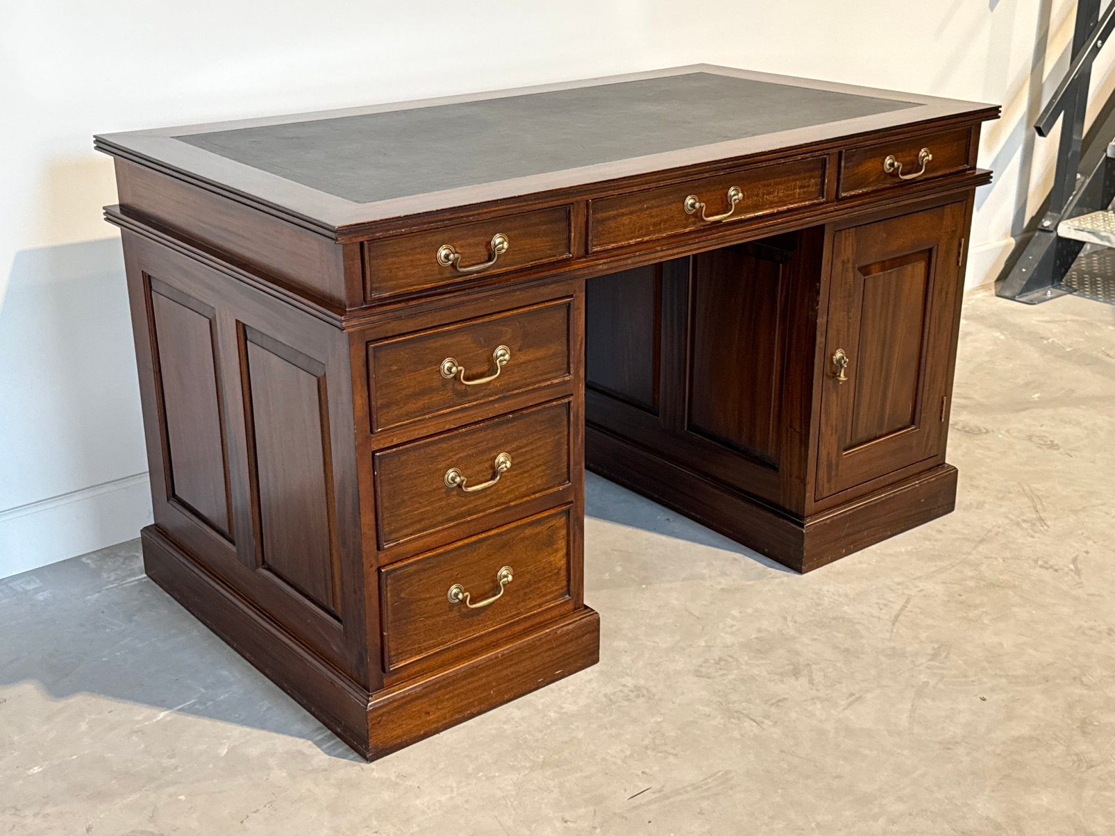 Klassiek Engels bureau #693, Huis en Inrichting, Overige typen, 135 cm, Hout, Bruin