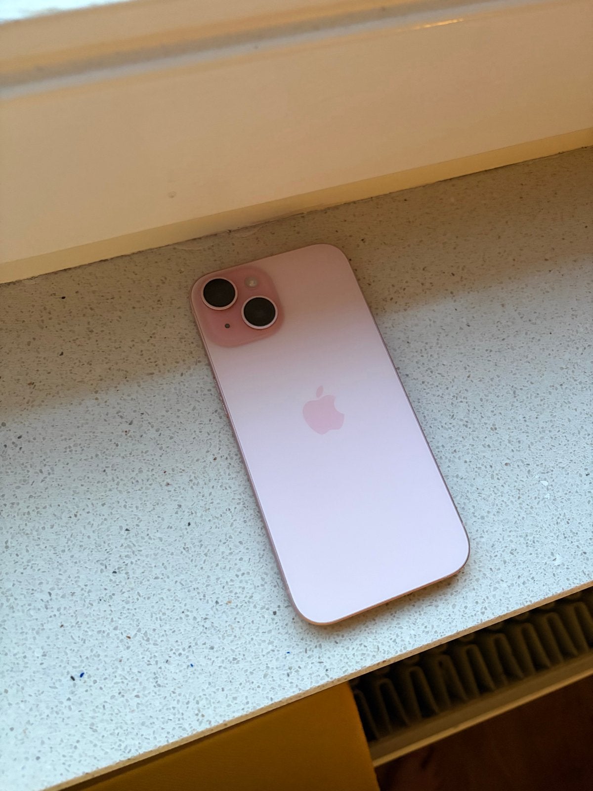 Roze iPhone 15 Zo goed als nieuw + bijbehorende apple lader, Ophalen, 128 GB, IPhone 15, Zo goed als nieuw