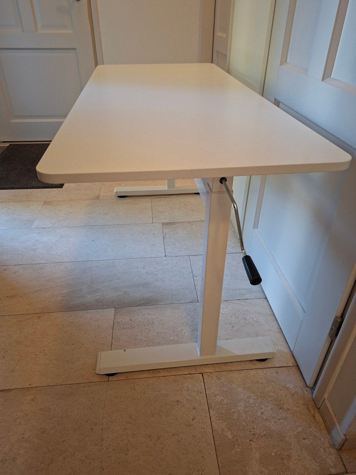 Wit zit-sta bureau met zwenkwiel. Smal., Zit-sta bureau, In hoogte verstelbaar, Gebruikt, Metaal
