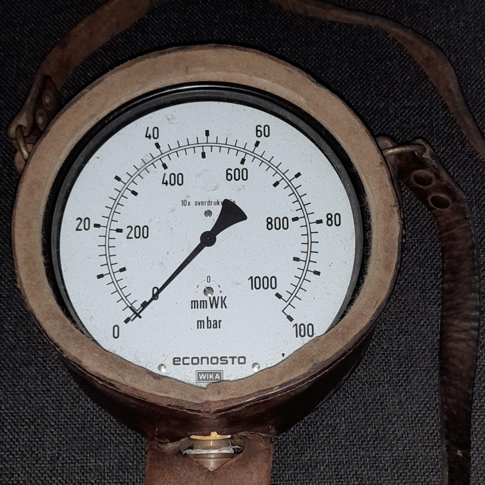 Econosto Wika drukmeter in lederen behuizing, Ophalen of Verzenden