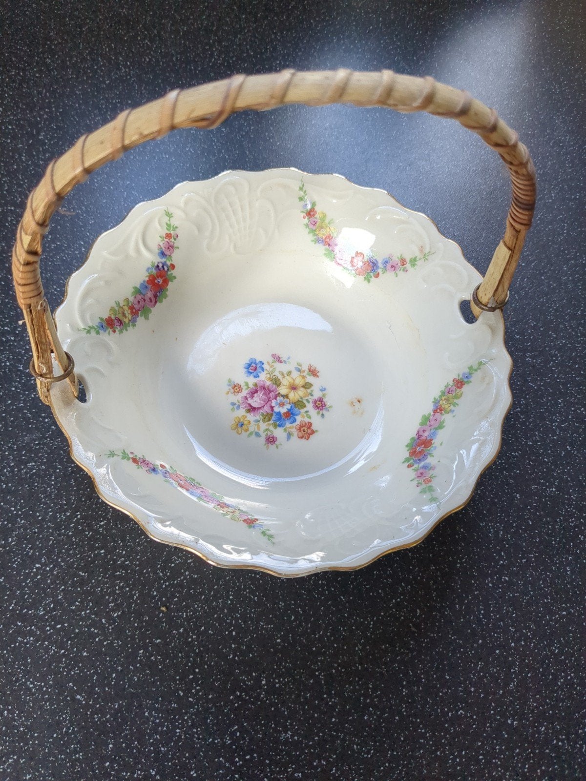 Antieke porseleinen schaal met rieten hengsel, Antiek en Kunst, Ophalen of Verzenden