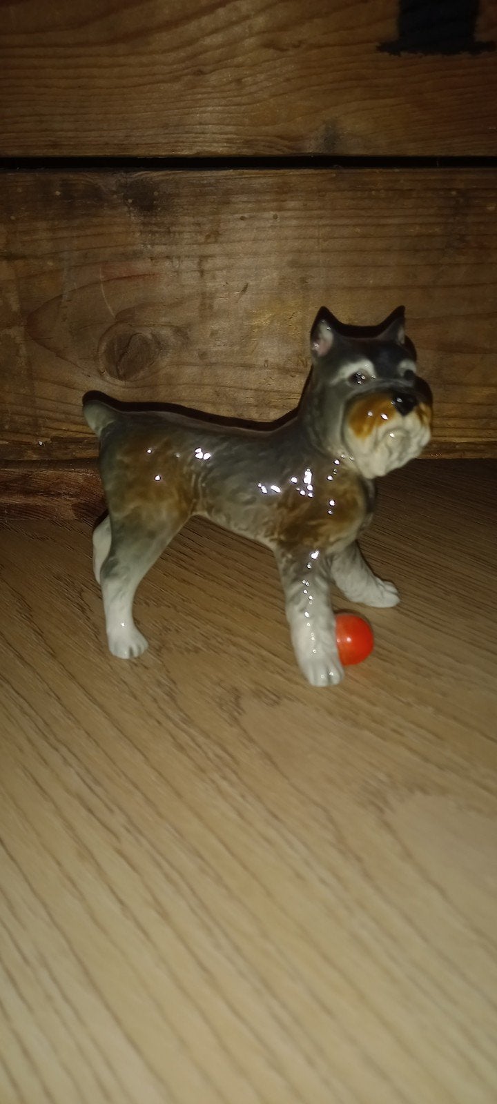 Keramieken Schnauzer beeldje met bal, Ophalen, Gebruikt, Dier