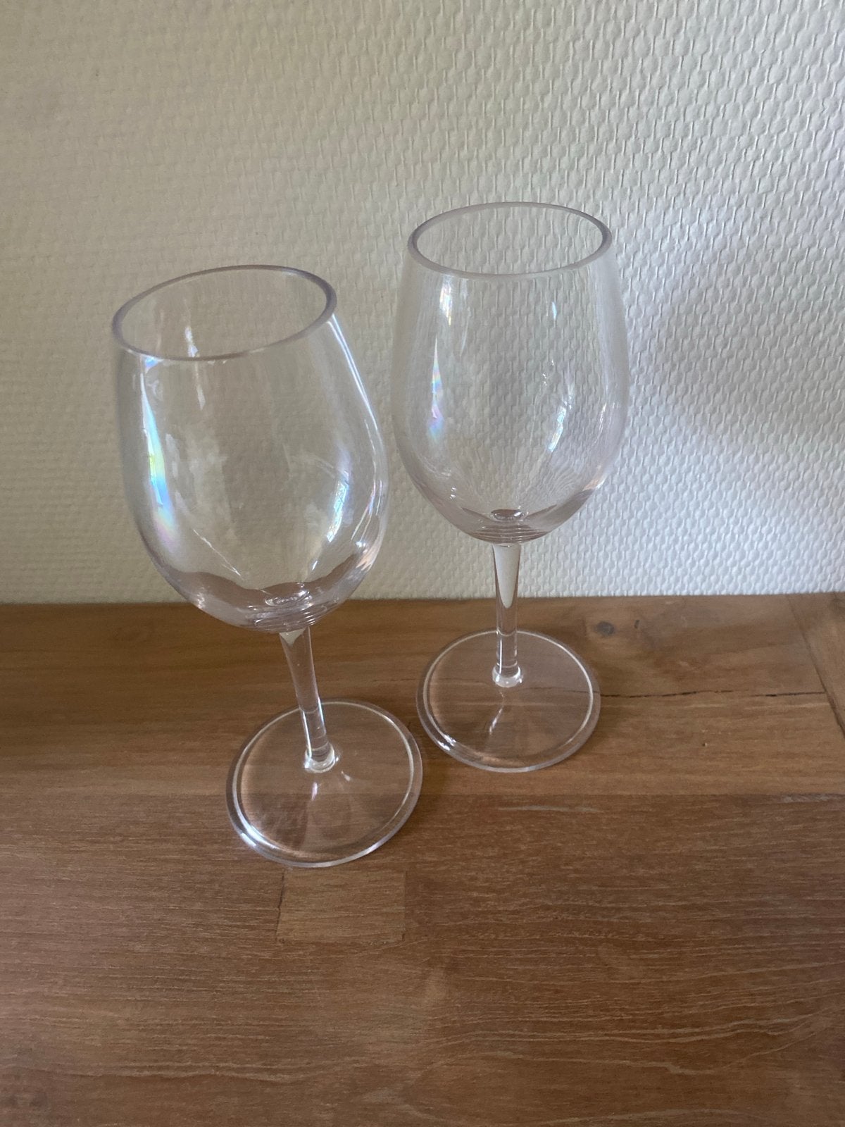 Twee wijnglazen - Transparant plastic, Huis en Inrichting, Keuken | Keukenbenodigdheden, Ophalen of Verzenden, Zo goed als nieuw