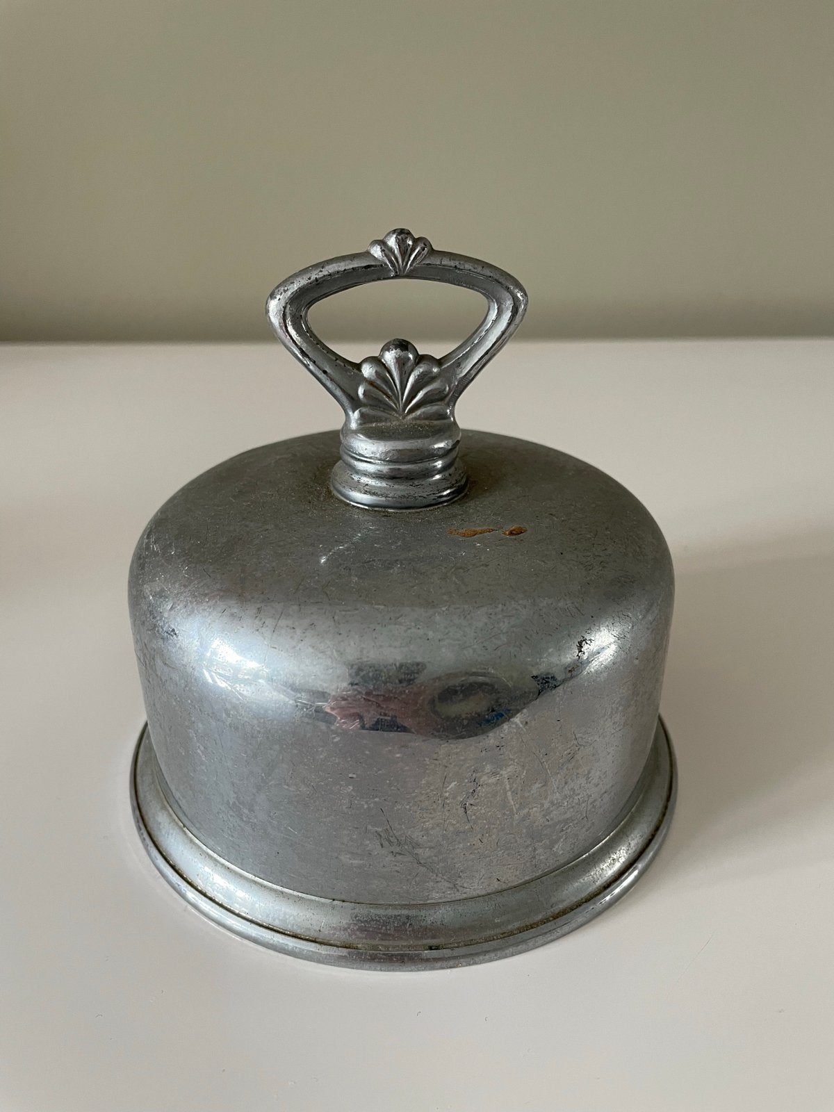 Vintage metalen stolp met handvat, Metaal, Ophalen of Verzenden, Gebruikt, Met deksel