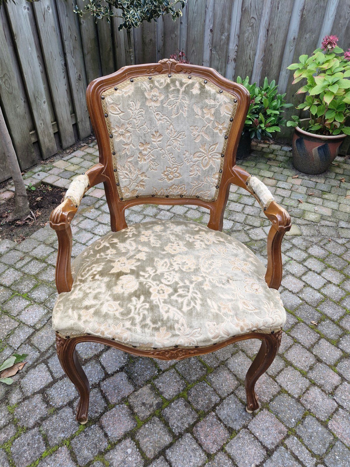Antieke fauteuil met gebloemde bekleding, Ophalen
