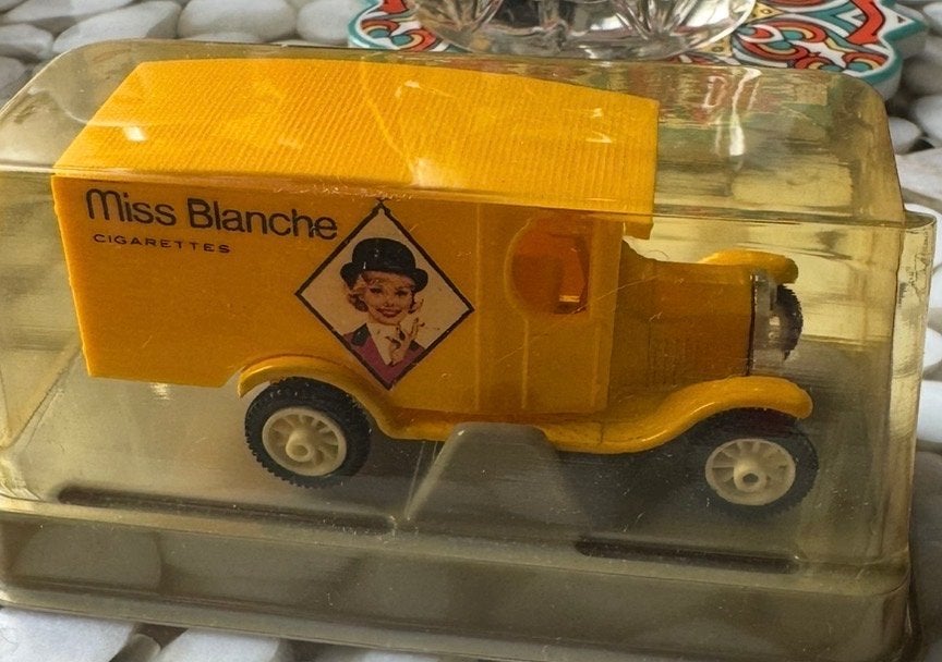 Vintage Miss Blanche Cigarettes Reclame Auto Model, Hobby en Vrije tijd, Modelauto's | 1:43, Ophalen of Verzenden, Zo goed als nieuw