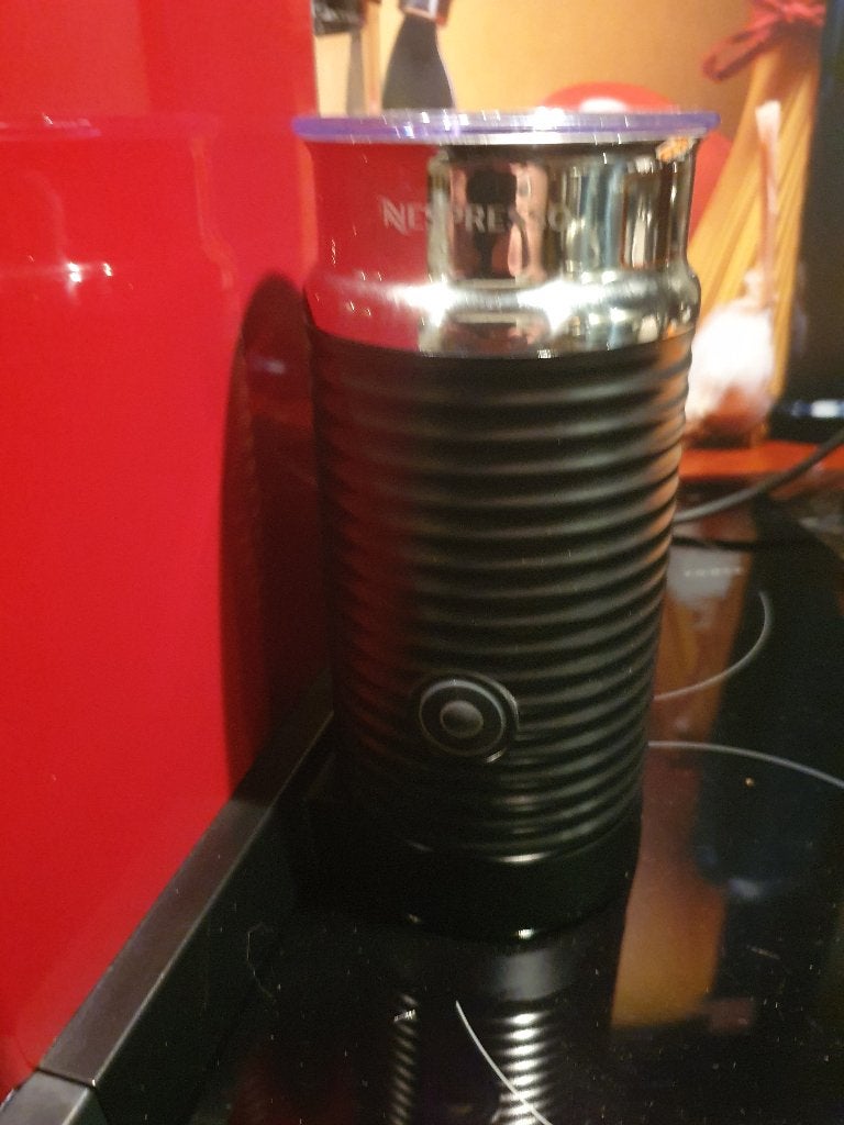 Foto 3 van prachtige kersrode nespresso citiz & milk