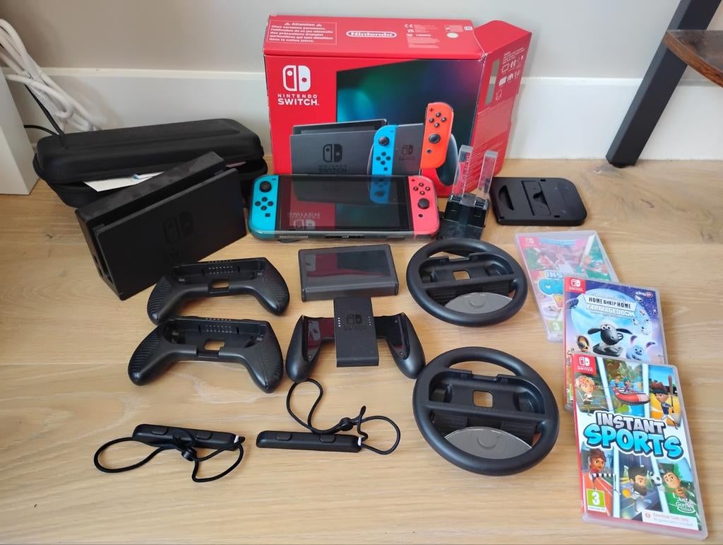 Switch with games and bundle (joycon holders, charger, etc), Spelcomputers en Games, Spelcomputers | Nintendo Switch, Zo goed als nieuw