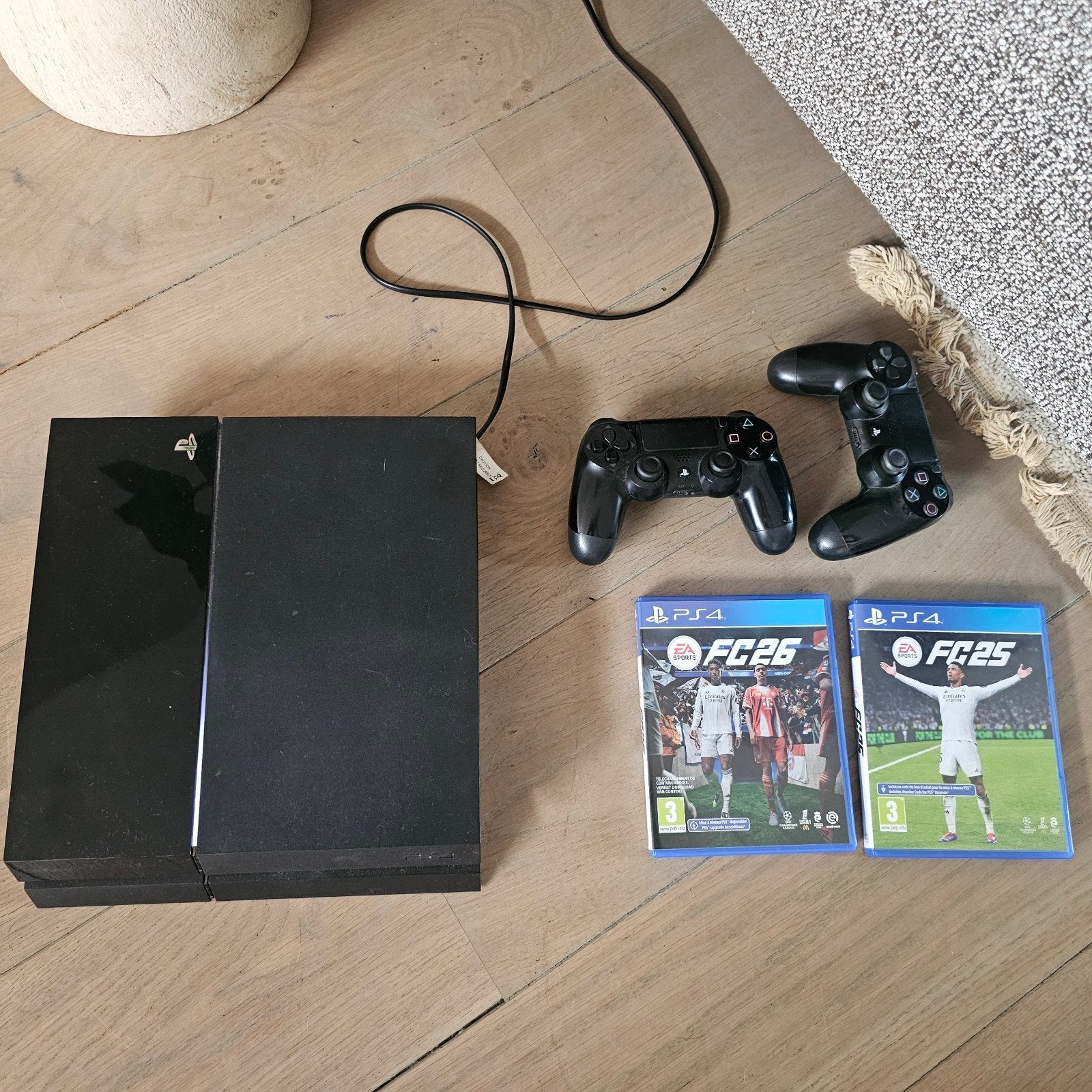 PlayStation 4 met 2 controllers en 2x Fifa/FC25/26, Ophalen, Met 2 controllers, Original, 500 GB