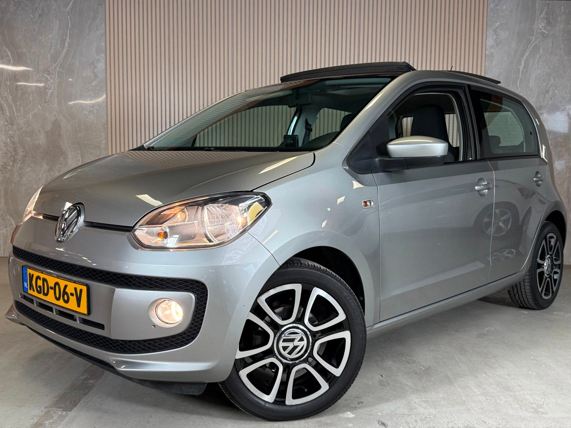 Volkswagen Up! 1.0 High Up! Pano Airco Navi Elektrische Pakk, Auto's, Euro 5, Gebruikt, Up!, 4 stoelen
