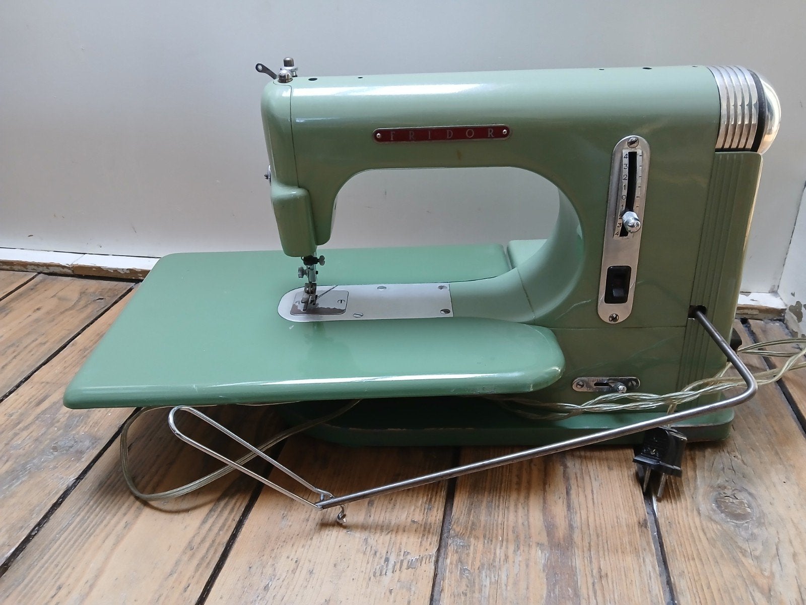 Antieke naaimachine Fridor, Ophalen