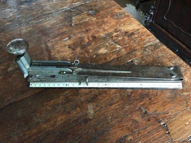 Antieke Nietmachine 30 cm. lang, Ophalen of Verzenden