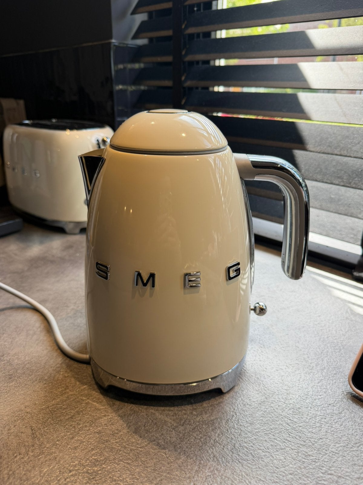 Smeg waterkoker creme KLF03CREU, Witgoed en Apparatuur, Waterkokers, 1 tot 2 liter, Ophalen