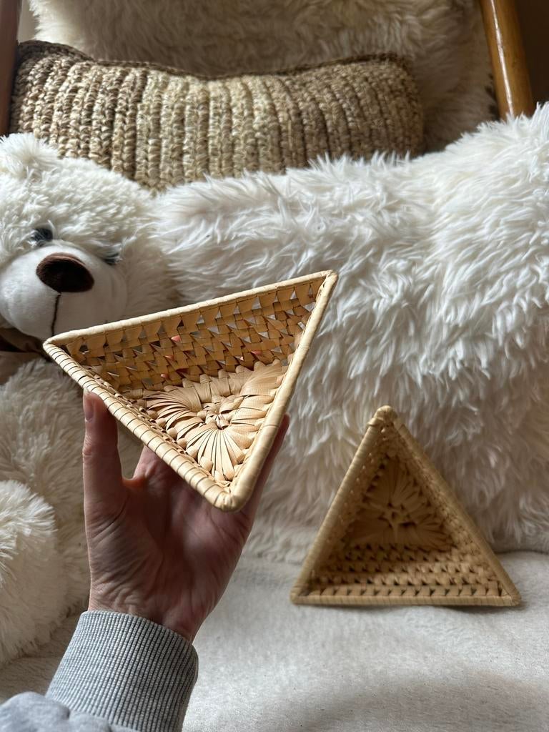 Twee rotan mandjes in speciale vormgeving uit Bali, Huis en Inrichting, Ophalen of Verzenden, Zo goed als nieuw, Rond, Riet