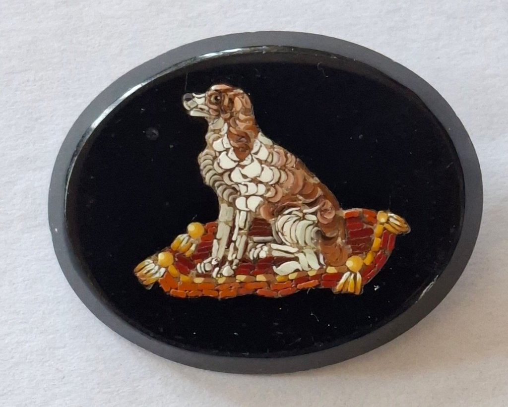 antieke Mikromozaiek broche met afbeelding hond, Sieraden, Tassen en Uiterlijk, Antieke sieraden, Verzenden, Overige materialen