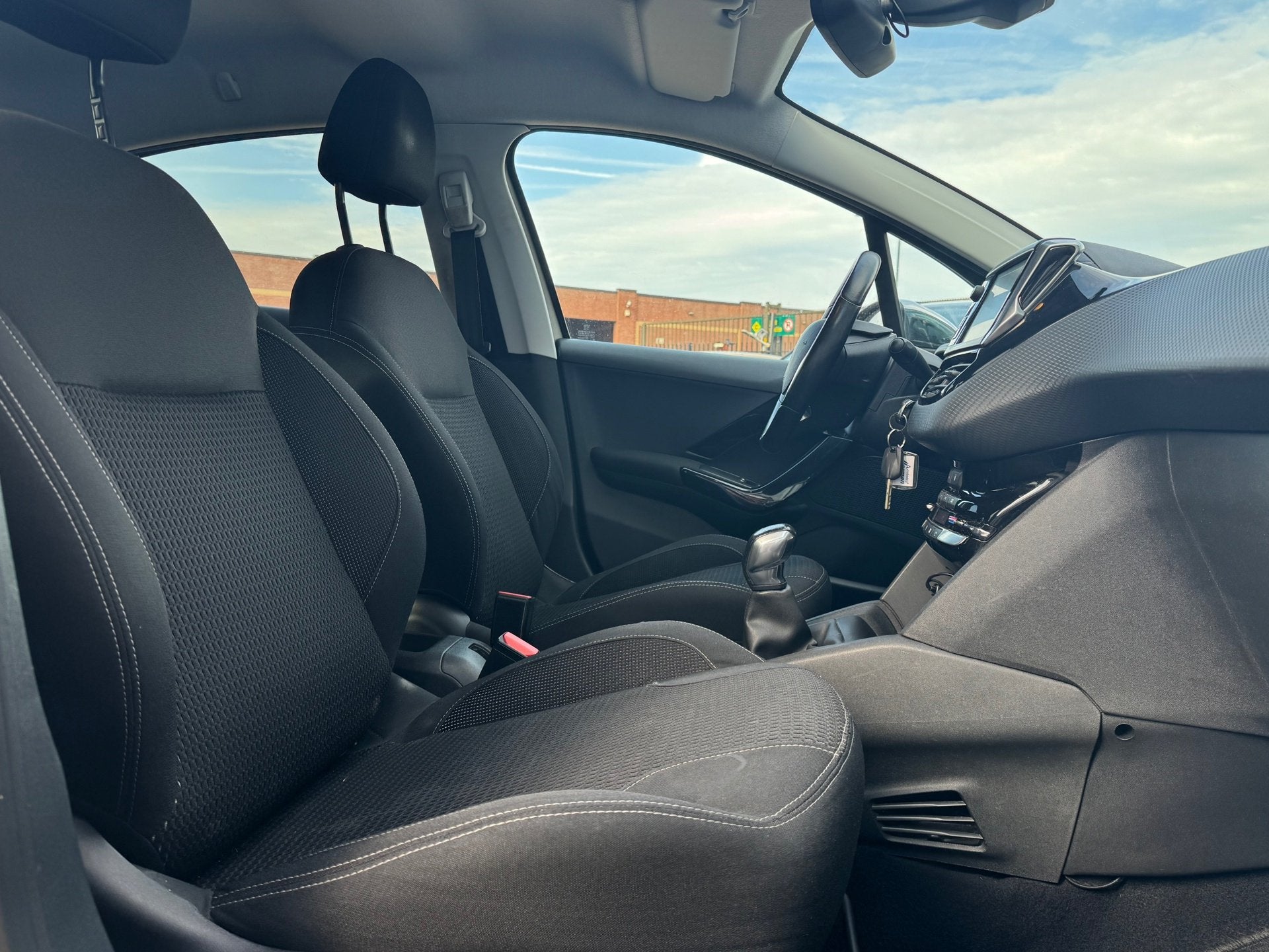Foto 12 van Peugeot 208 1.2 PureTech Allure|Carplay|Navi|Cruise|Climate|