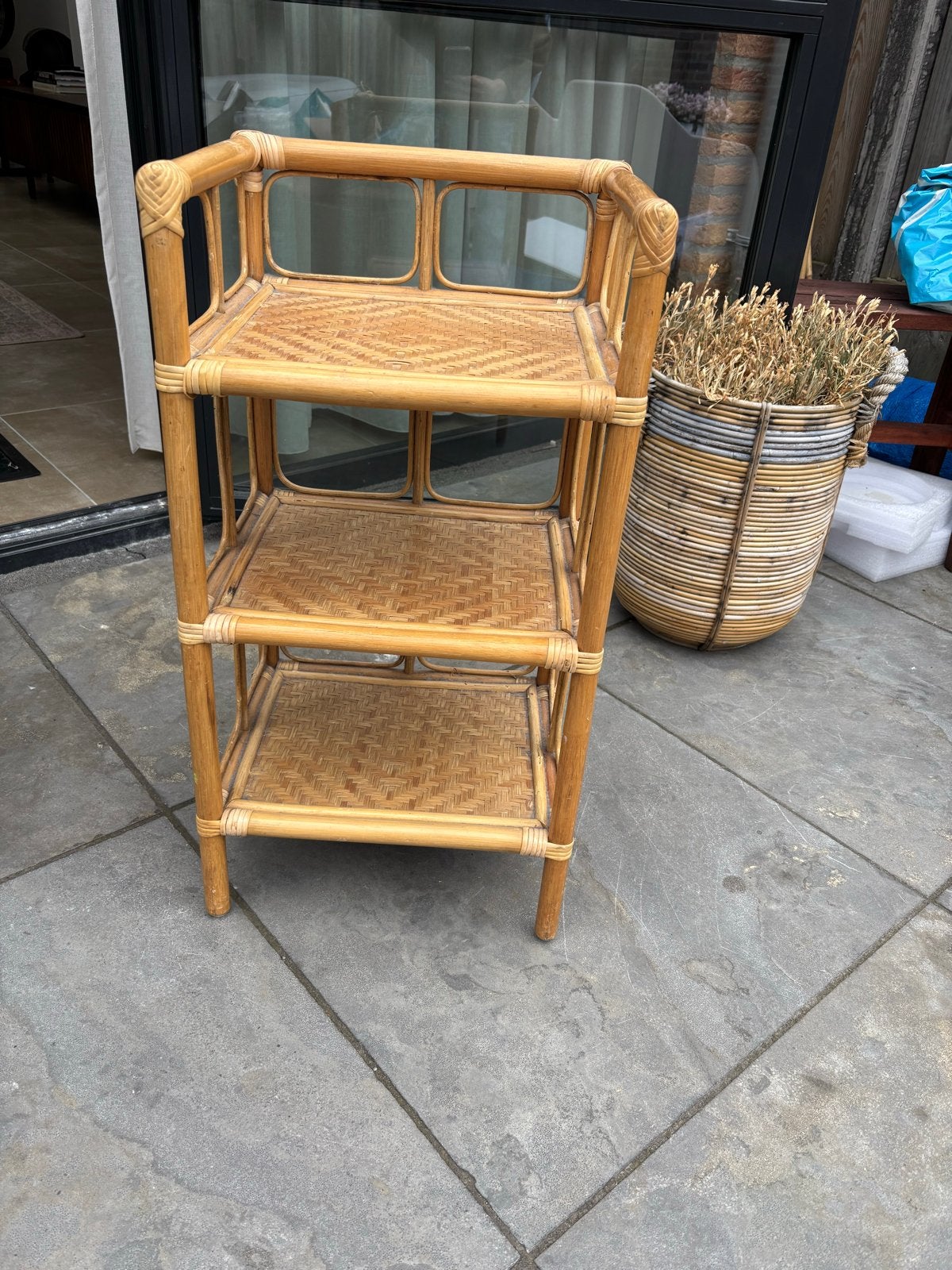 Vintage rotan rekje / bamboe kastje met 3 planken, Ophalen, Gebruikt