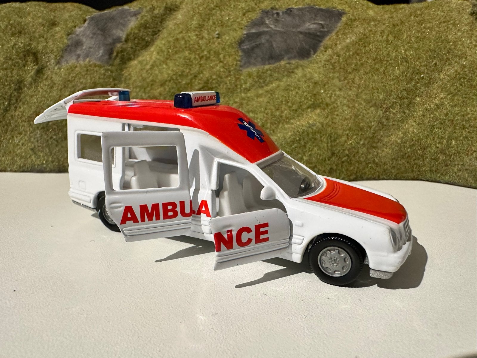 Siku model Binz 2002 ambulance met brancard, Ophalen of Verzenden, Zo goed als nieuw