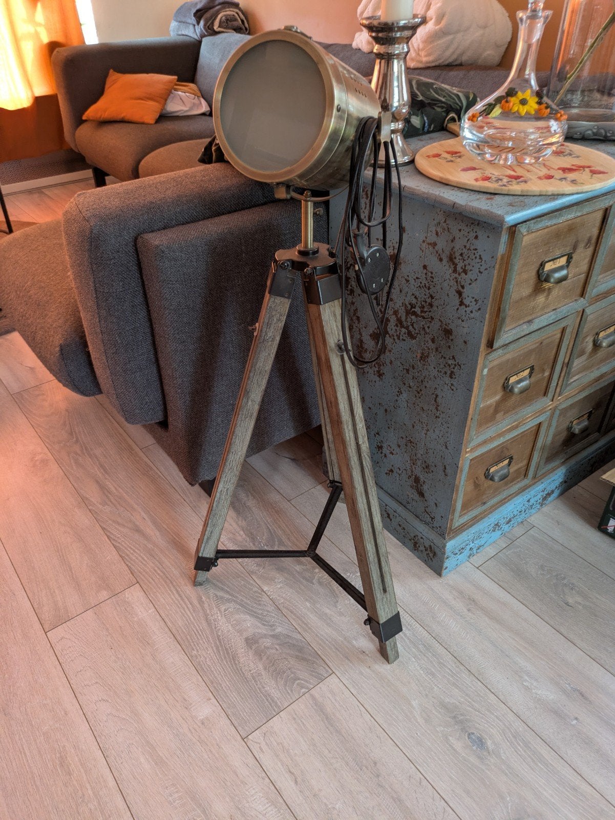 Vintage Stijl Vloerlamp met Houten Statief en Messing Spot, Ophalen, 100 tot 150 cm, Vintage, Industrieel, Zo goed als nieuw