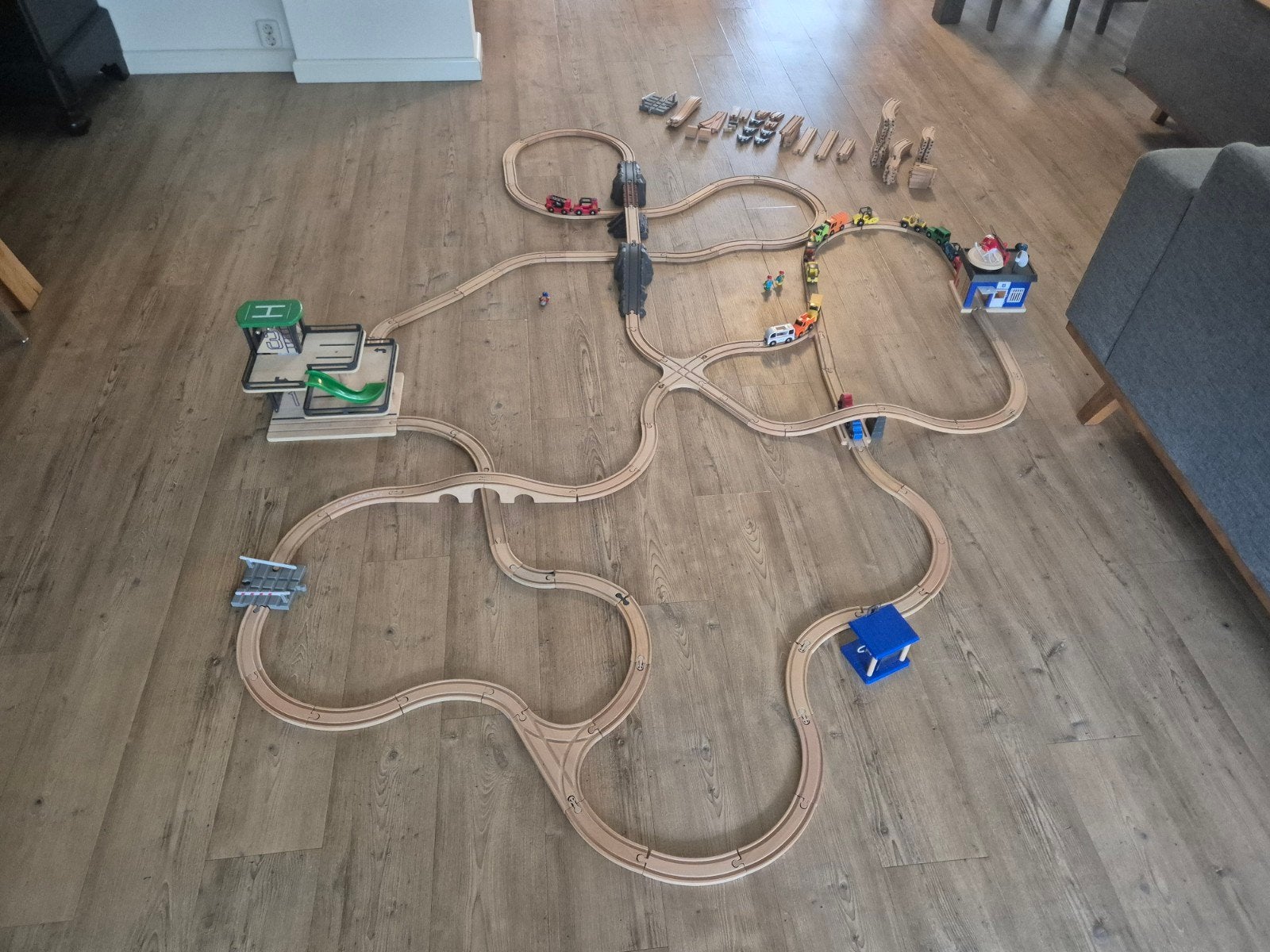 Grote houten treinbaan set met garage, Ophalen, Zo goed als nieuw, Overige typen