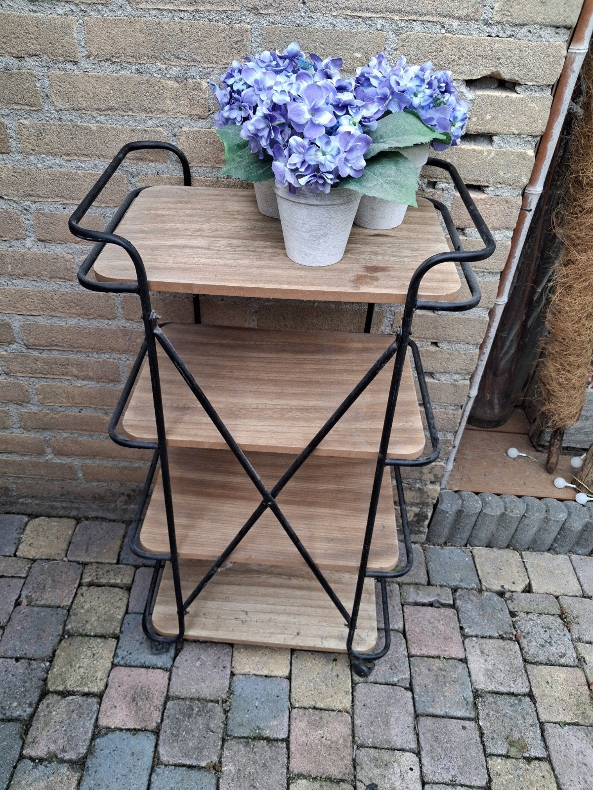 Decoratieve trolley met houten planken en metalen frame, Huis en Inrichting, Tafels | Bijzettafels, Ophalen, Minder dan 55 cm