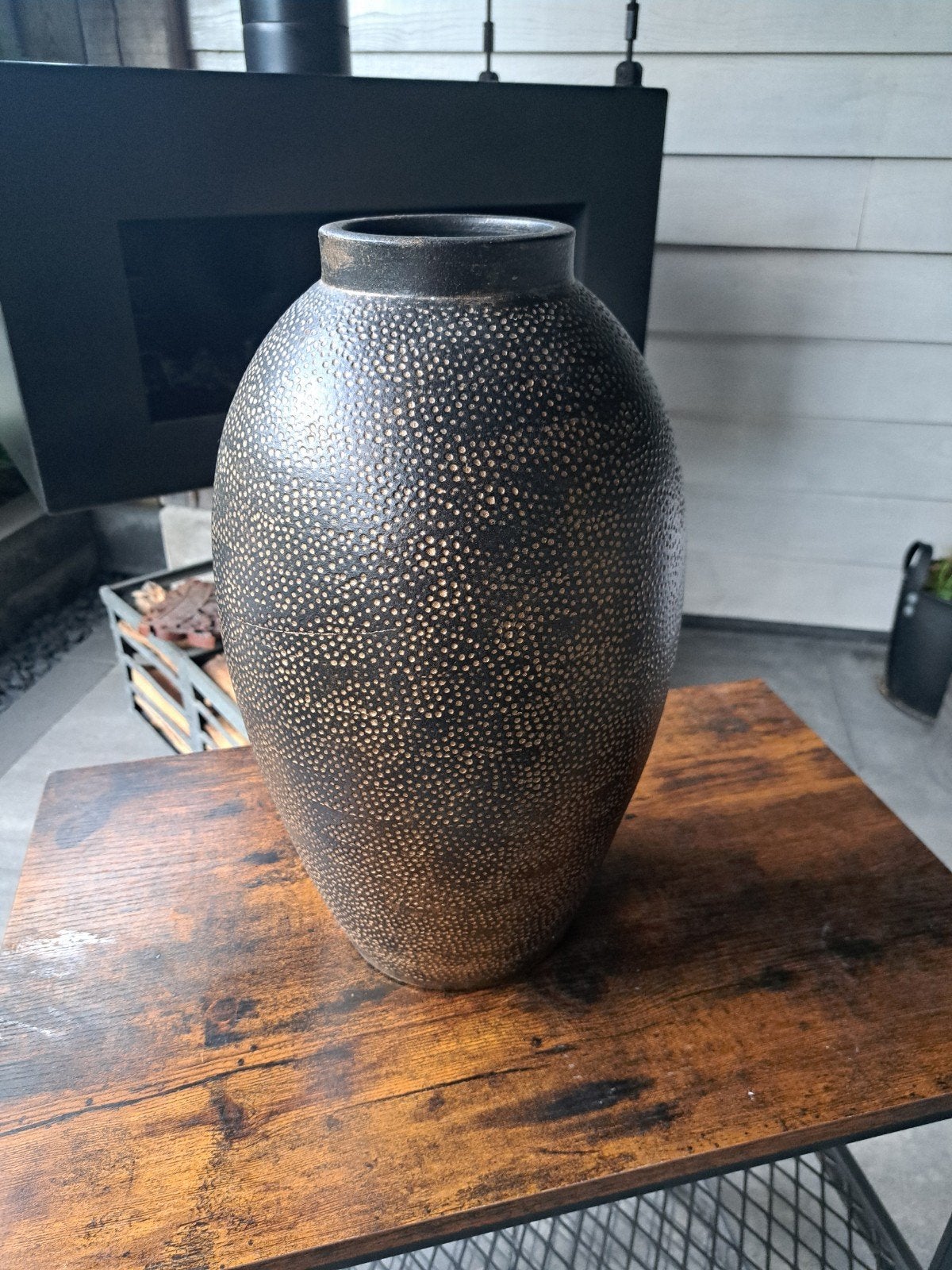 Prachtige stenen zwarte vaas met goud accenten - 41 cm, Antiek en Kunst, Antiek | Vazen, Ophalen