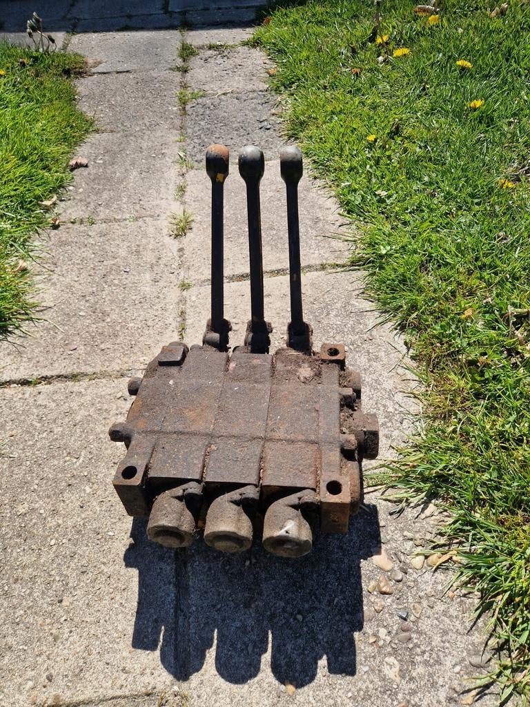 Hydraulisch ventielblok met 3 hendels, Ophalen, Gebruikt
