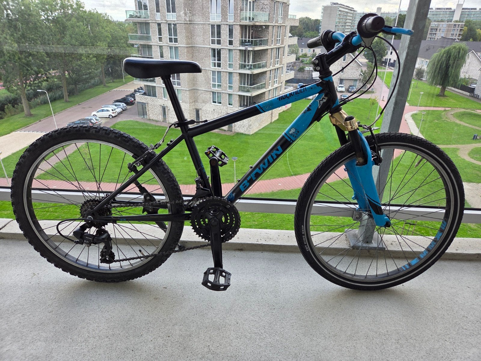 Btwin Rockrider 500 mountainbike - Zwart/Blauw, Gebruikt, Hardtail, Velgrem, 45 tot 49 cm