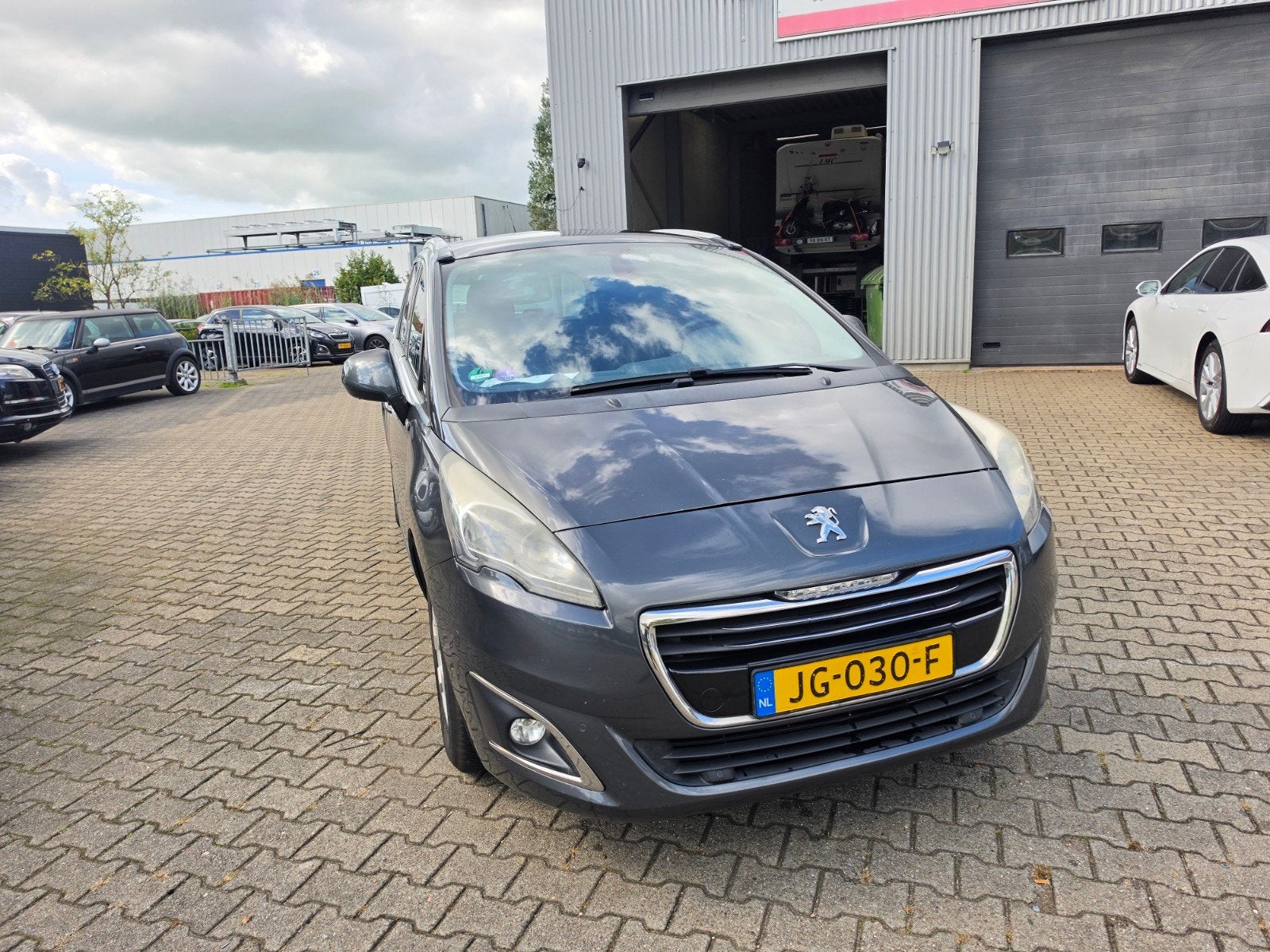 Peugeot 5008 nieuwe motor 1.2 Puretech 96KW 2016 Grijs, Voorwielaandrijving, Stof, Zwart, 1199 cc