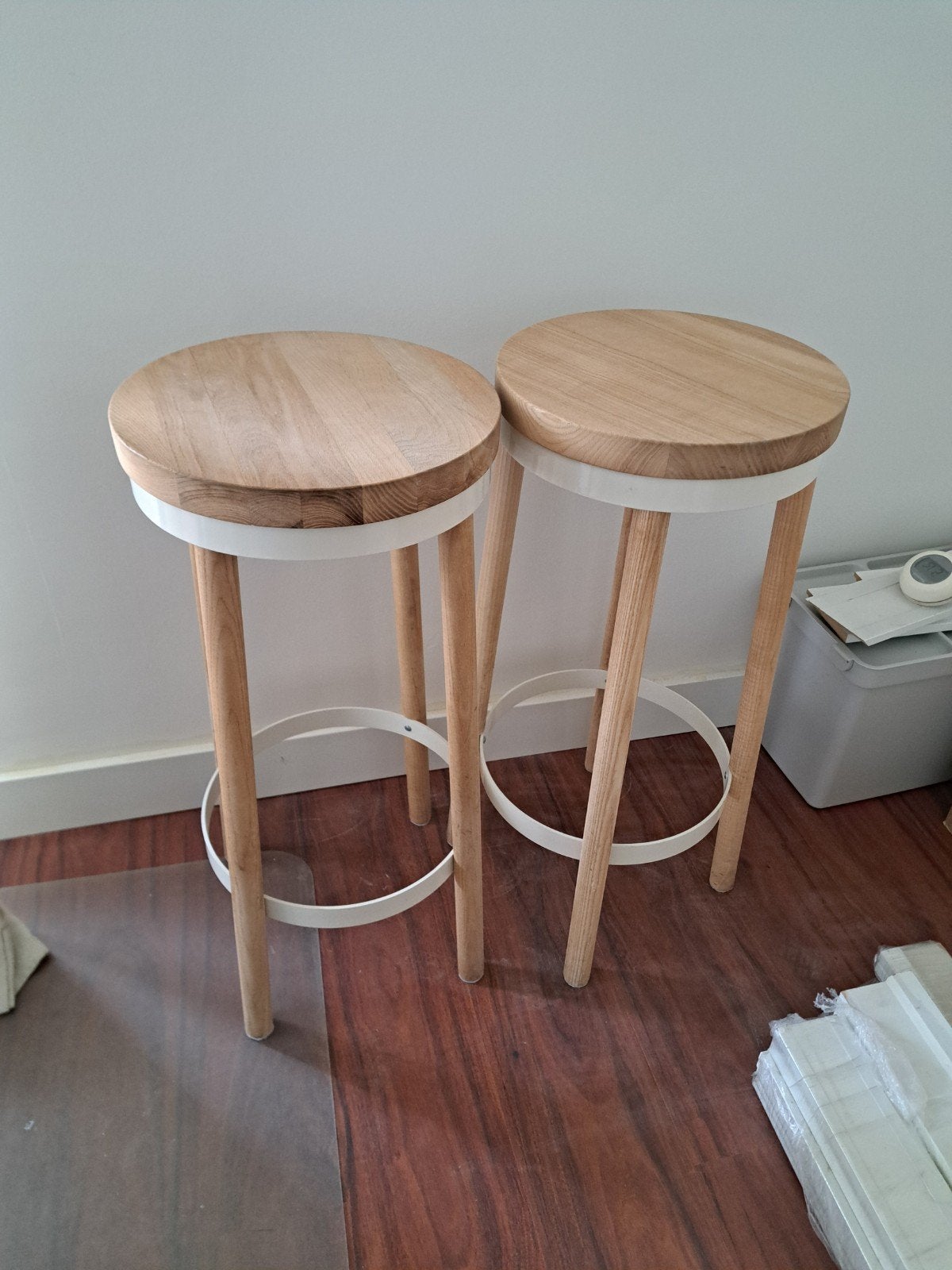 2 Eiken barkrukken, Ophalen, 60 tot 90 cm, Zo goed als nieuw, Hout