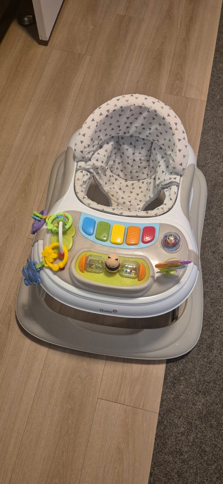 Qute Babywalker met speelblad - Zo goed als nieuw, Kinderen en Baby's, Ophalen, Zo goed als nieuw, Overige typen, Met geluid