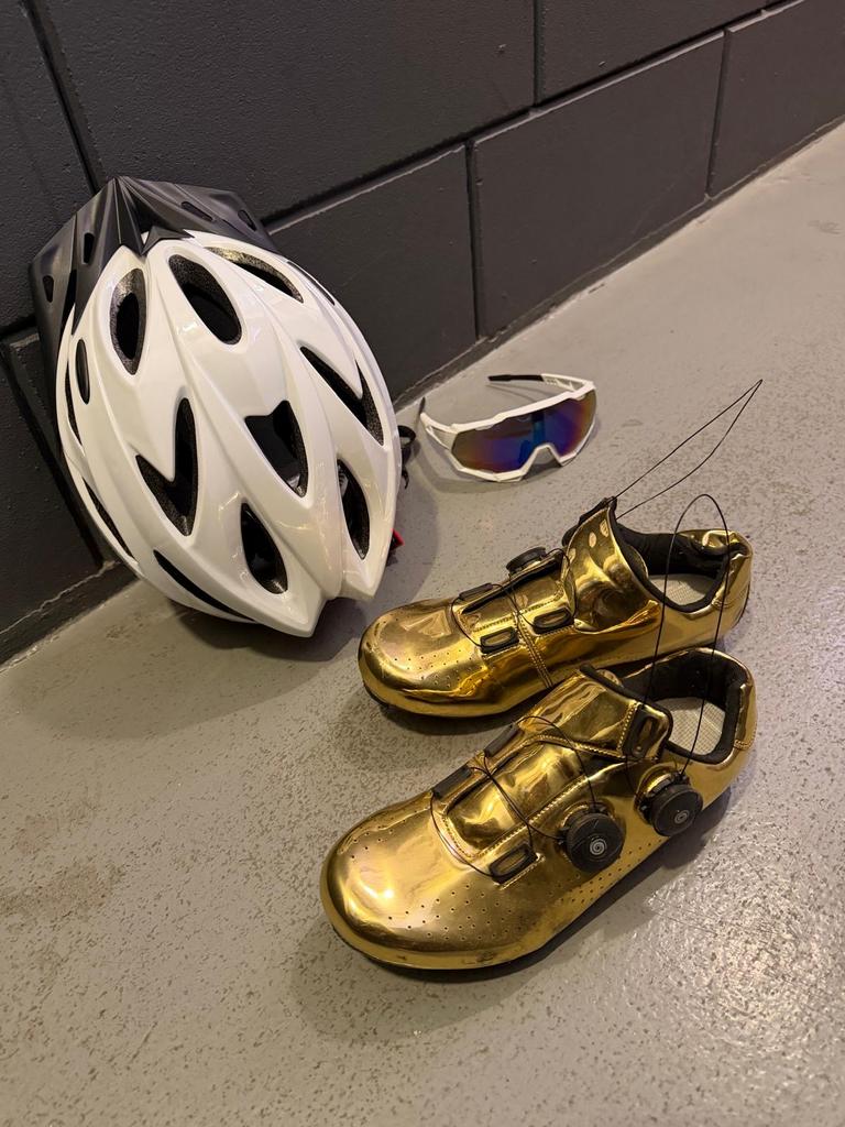 Wielrenuitrusting: Gouden schoenen maat 39, helm en bril, Ophalen of Verzenden, Gebruikt, Overige maten, Heer of Dame