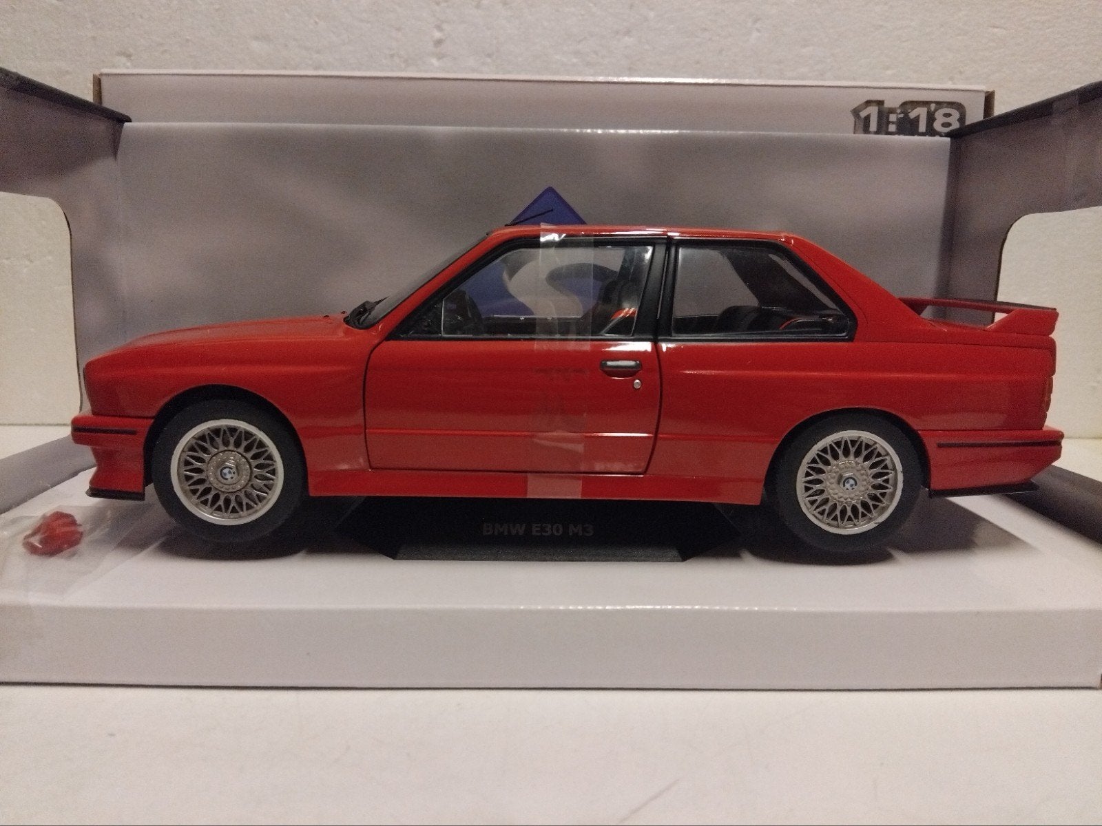 BMW M3 Coupe 3 serie E30 rood 1986 Solid metal 1:18 KRD, Ophalen of Verzenden, Zo goed als nieuw, Auto, Overige merken