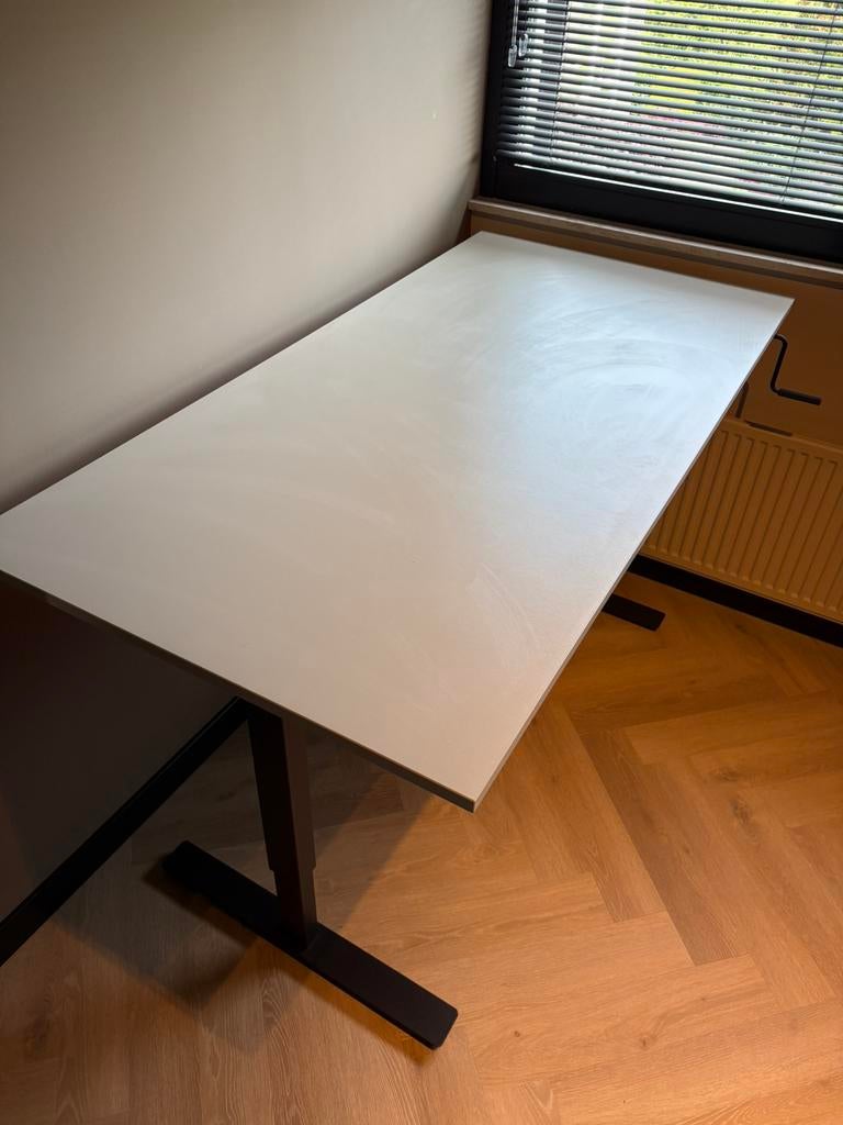 Zit sta bureau ikea 160 x 80 cm grijs beige, Huis en Inrichting, Bureaus, Ophalen, In hoogte verstelbaar, Zo goed als nieuw