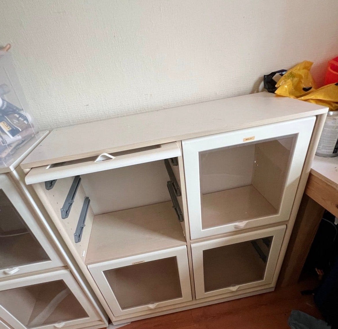 Lage kast met glazen deuren - Ideaal voor opslag, Gebruikt, 100 tot 150 cm, Ophalen of Verzenden, Minder dan 100 cm